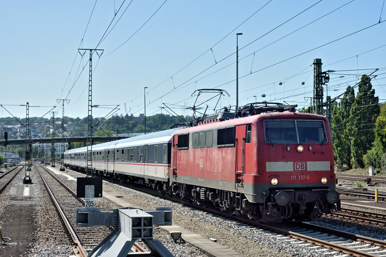 111 137 mit DPN 89575 bei km 15,6 (September 2023)