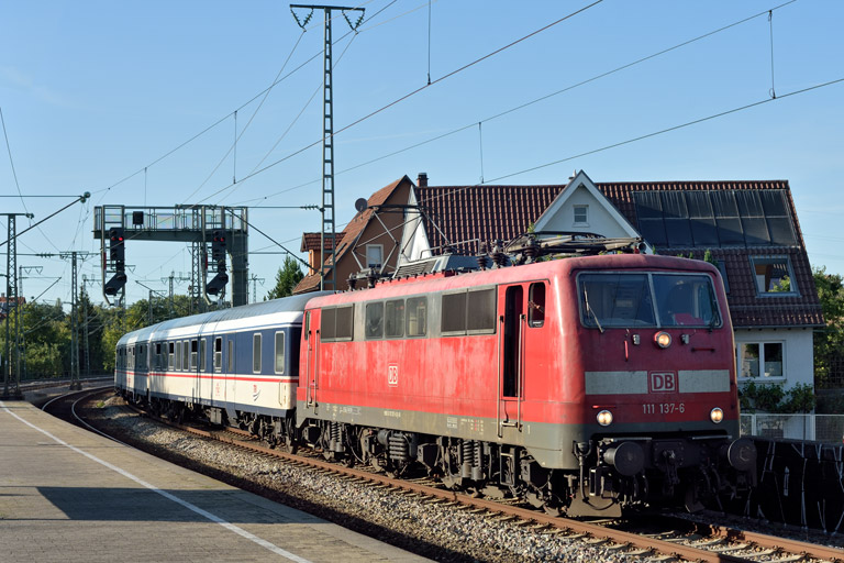 111 137 mit DPN 89582 bei km 16,8 (September 2023)