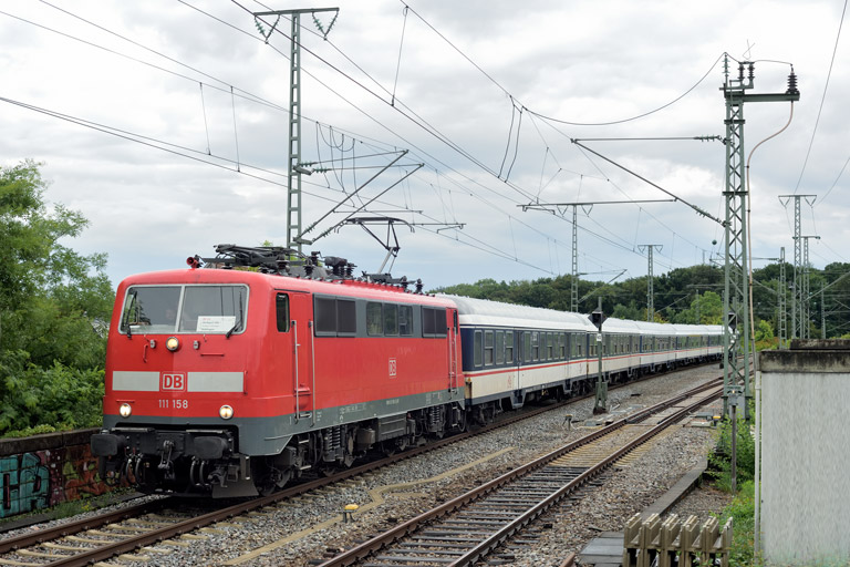 111 158 mit DPN 89567 bei km 16,8 (Juli 2023)