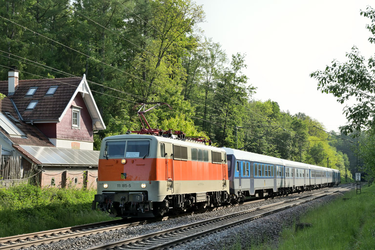111 185 mit SVG 19995 bei km 18,2 (Mai 2023)