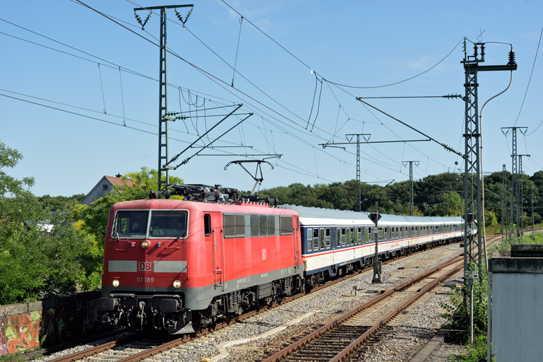 111 189 mit DPN 89579 bei km 16,8 (August 2023)