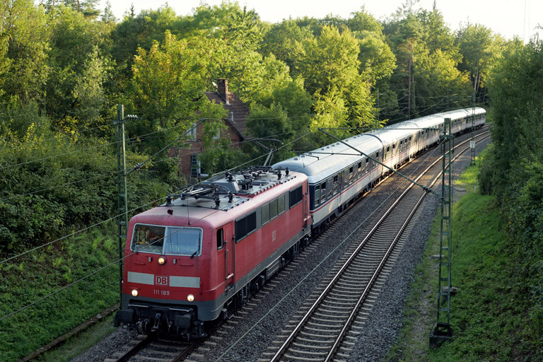 111 189 mit DPN 89585 bei km 19,2 (August 2023)