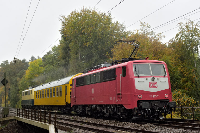 111 207 mit Mess 92827 bei km 18,4 (Oktober 2023)