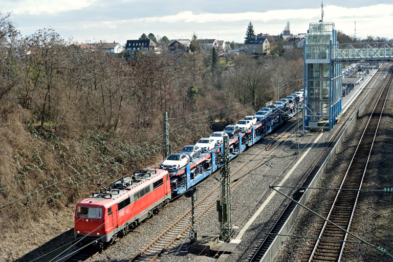 111 226 mit DGS 42883 bei km 14,0 (Februar 2023)