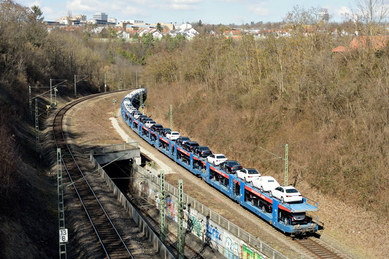 111 226 mit DGS 42883 bei km 13,8 (Februar 2023)