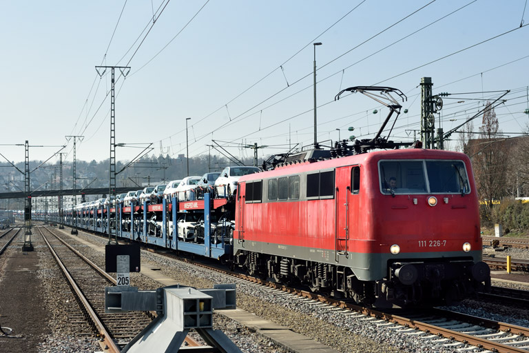 111 226 mit DGS 95371 bei km 15,6 (M&auml;rz 2023)