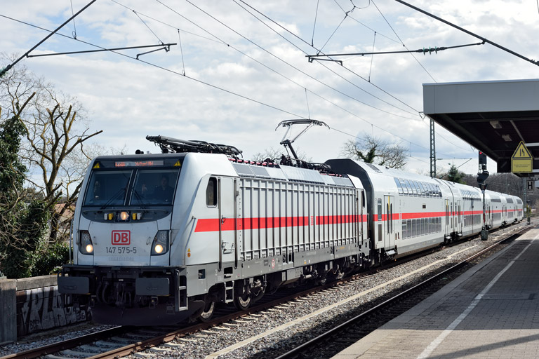 147 575 mit IC 2280 bei km 16,8 (M&auml;rz 2023)