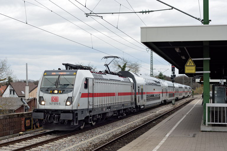 147 575 mit IC 2386 bei km 16,8 (M&auml;rz 2023)