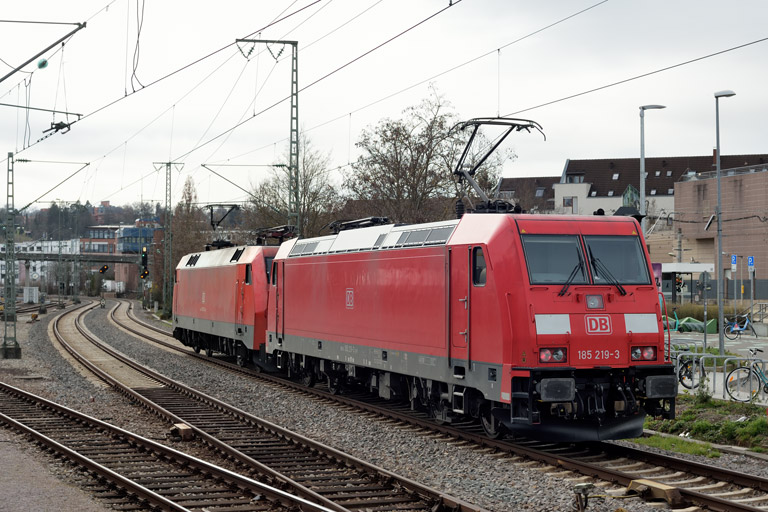 152 021 und 185 219 bei km 15,6 (M&auml;rz 2023)