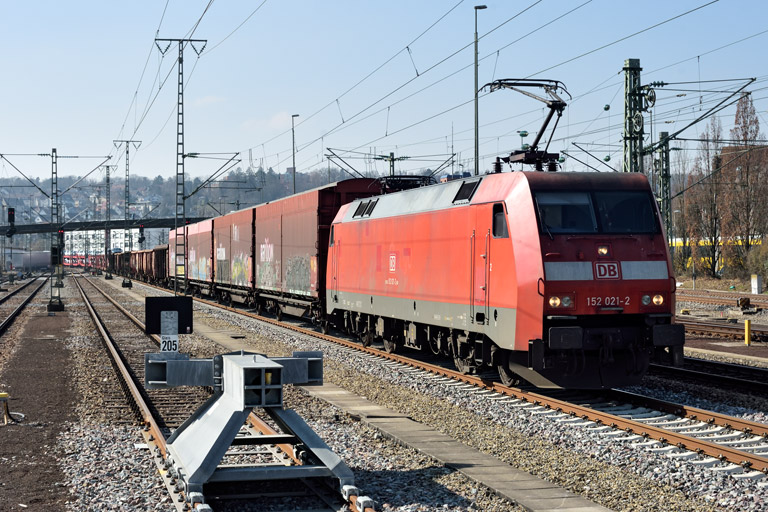 152 021 mit EZ 52101 bei km 15,6 (M&auml;rz 2023)