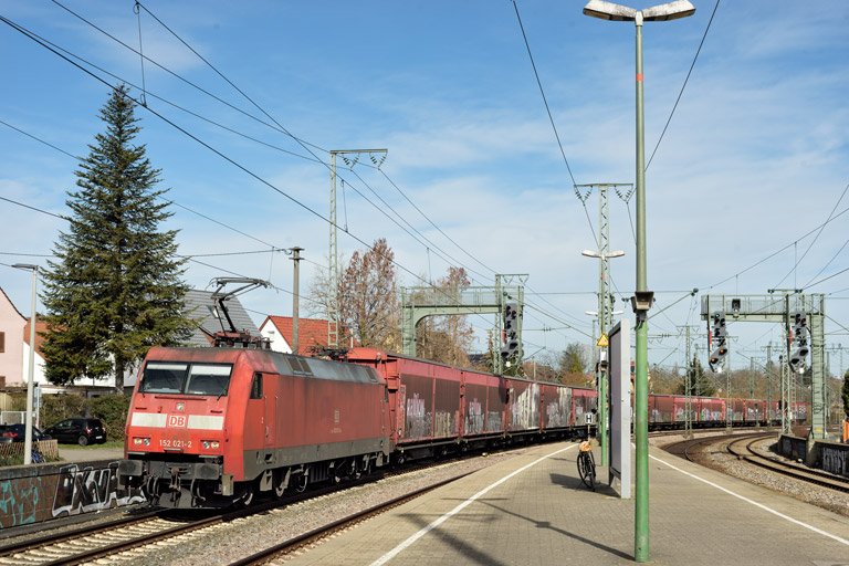 152 021 mit GAG 60113 bei km 16,6 (M&auml;rz 2023)