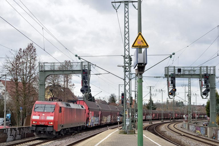 152 025 mit EZ 52090 bei km 16,6 (M&auml;rz 2023)