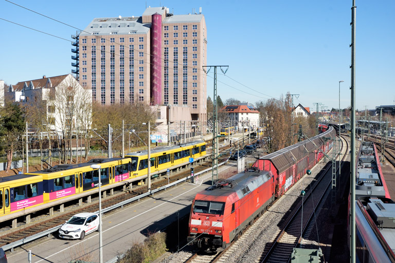 152 027 mit EZ 52089 bei km 15,8 (Februar 2023)