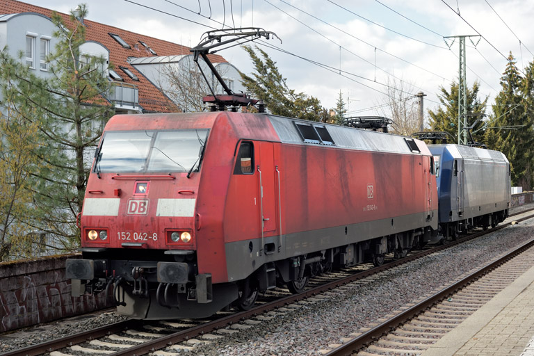 152 042 und 145 015 bei km 16,8 (Februar 2023)