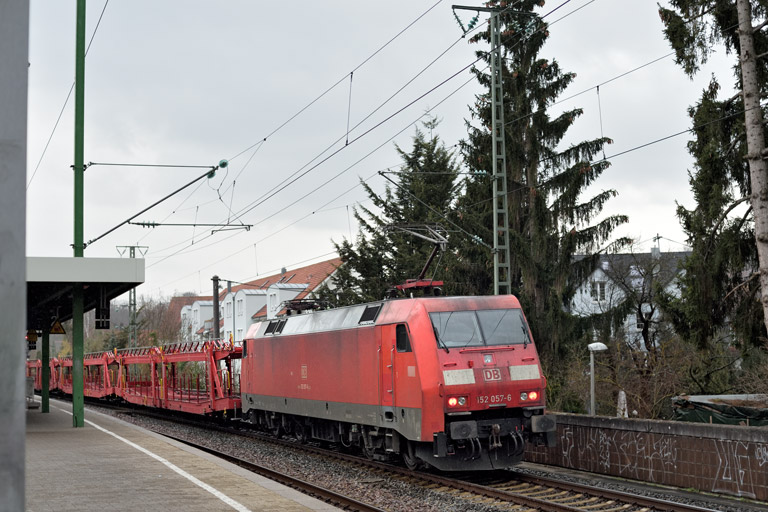 152 057 mit EZ 52094 bei km 16,8 (Februar 2023)