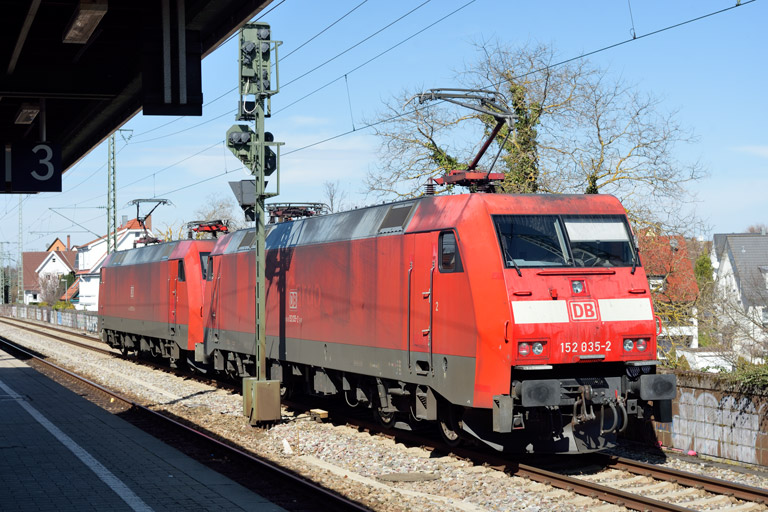152 073 und 152 035 als EZ 52100 bei km 16,8 (M&auml;rz 2023)