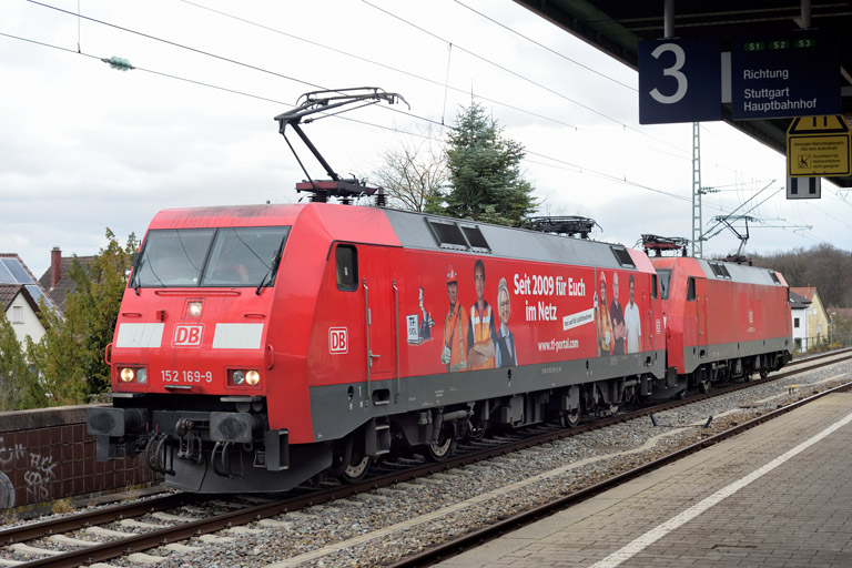 152 169 und 152 017 als Tfzf 66918 bei km 16,8 (Februar 2023)