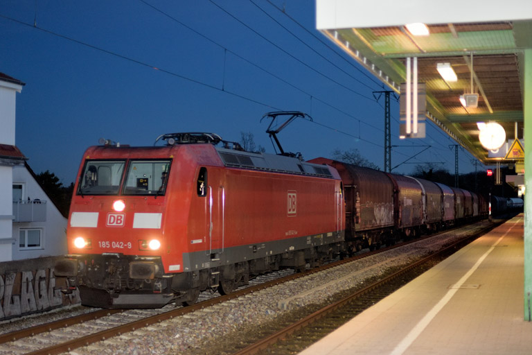 185 042 mit EZ 52103 bei km 16,8 (Februar 2023)