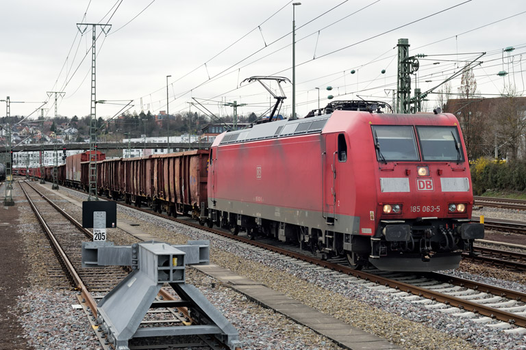 185 063 mit EZ 52100 bei km 15,6 (M&auml;rz 2023)