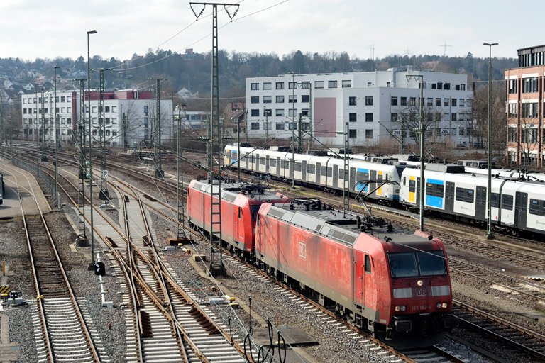 185 153 und 185 046 bei km 16,0 (Februar 2023)