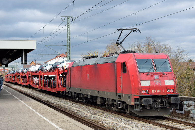 185 201 mit EZ 52100 bei km 16,8 (Februar 2023)