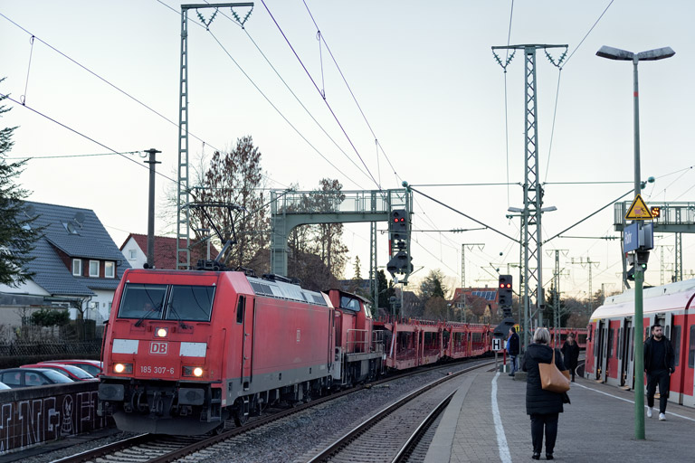 185 307 und 294 640 mit EZ 52095 bei km 16,6 (Februar 2023)