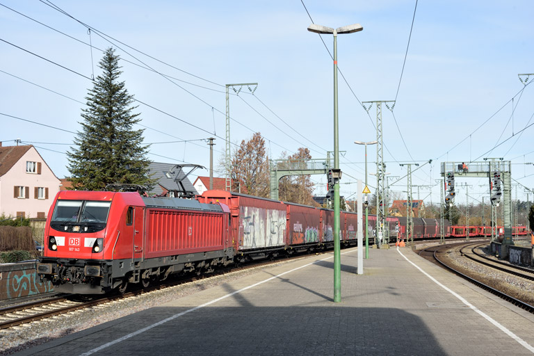 187 143 mit EZ 52088 bei km 16,6 (Februar 2023)