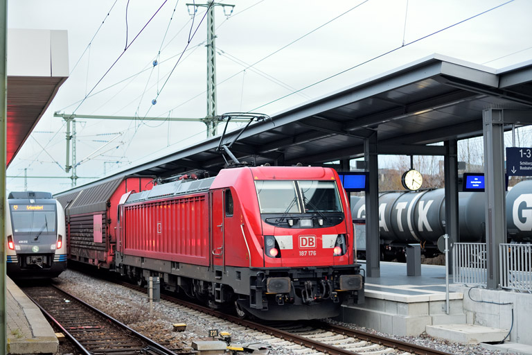 187 176 mit GAG 60136 bei km 15,6 (M&auml;rz 2023)