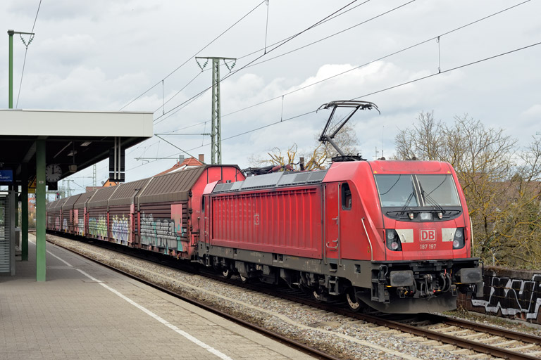 187 197 mit EZ 52101 bei km 16,8 (M&auml;rz 2023)