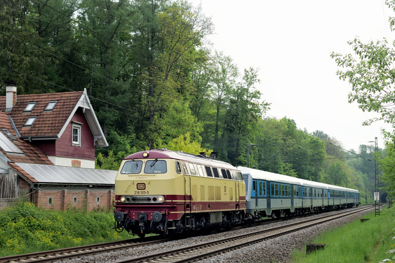 218 105 mit SVG 19995 bei km 18,2 (Mai 2023)