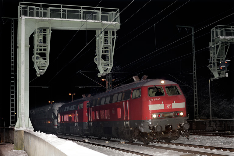 218 810, 218 835 und 4010 106 bei km 16,6 (Dezember 2023)