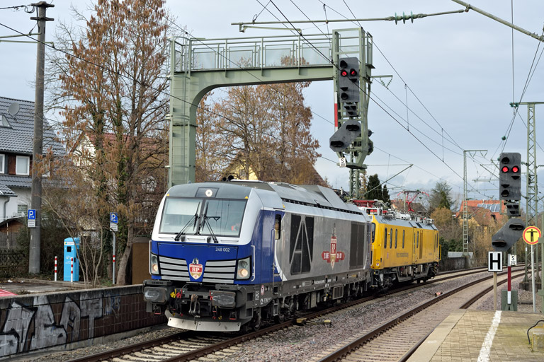 248 002 mit Mess 99712 bei km 16,6 (Januar 2023)