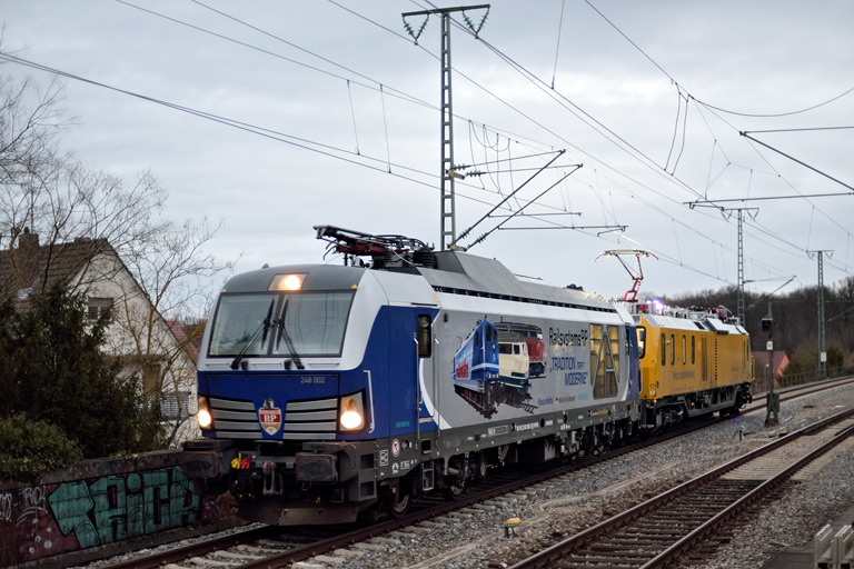 248 002 mit Mess 99713 bei km 16,8 (Januar 2023)