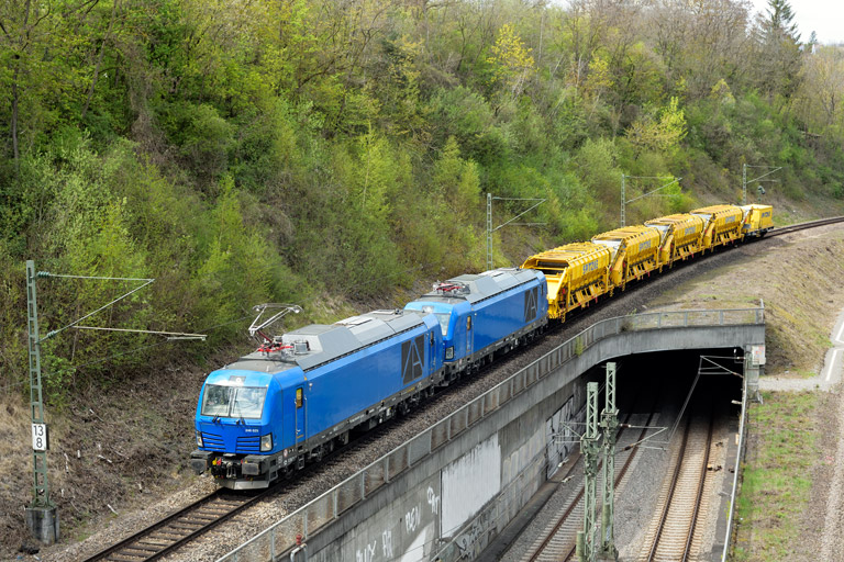 248 029 und 248 028 mit DGV 25343 bei km 13,8 (April 2023)