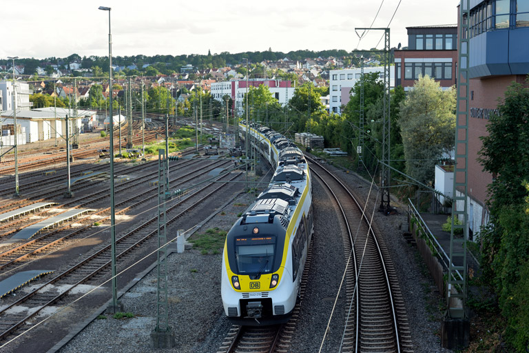 3442 210 und Zug der Baureihe 3442 als RE 33886 bei km 16,0 (Juli 2023)
