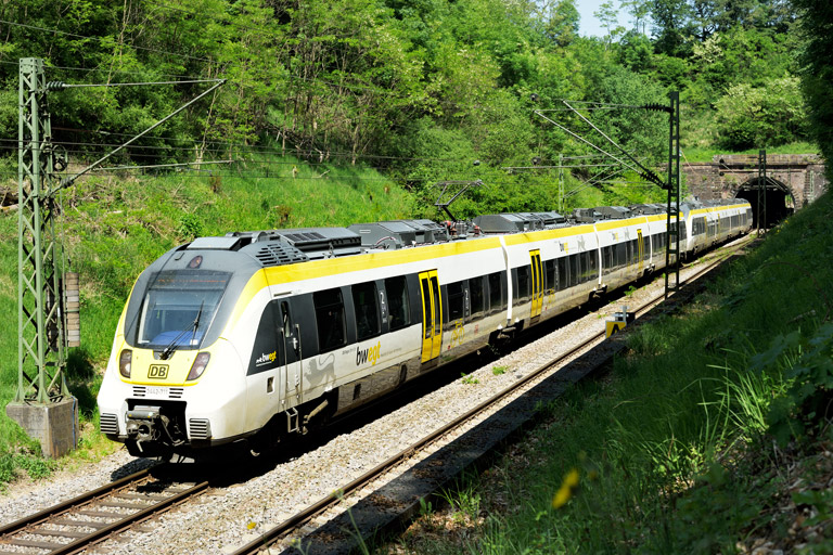 3442 211 und 3442 212 als RE 17645/17647 bei km 17,8 (Juni 2023)