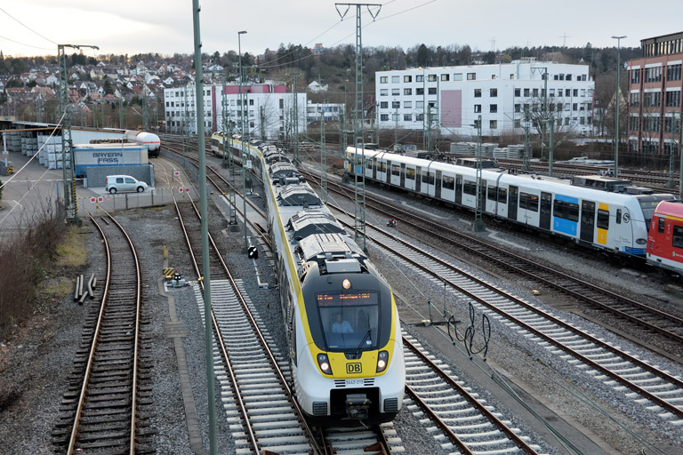 3442 213 und 3442 211 als RE 17662/17664 bei km 16,0 (M&auml;rz 2023)
