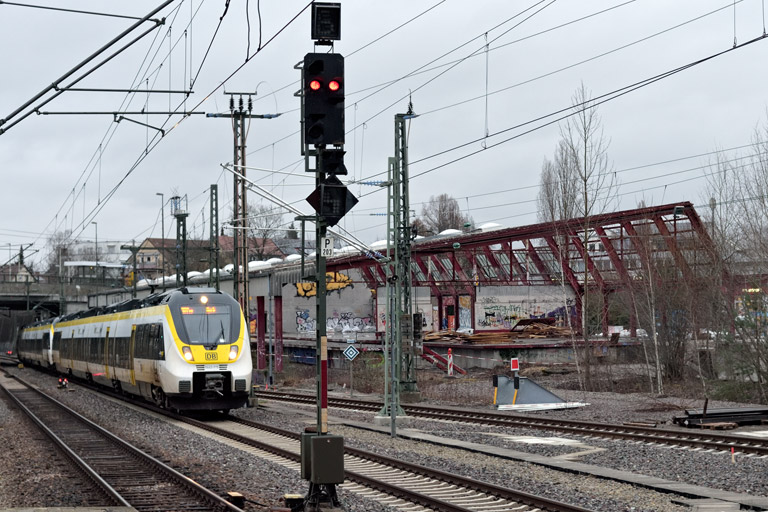 3442 215 und 3442 201 als RE 17657 bei km 15,4 (Februar 2023)