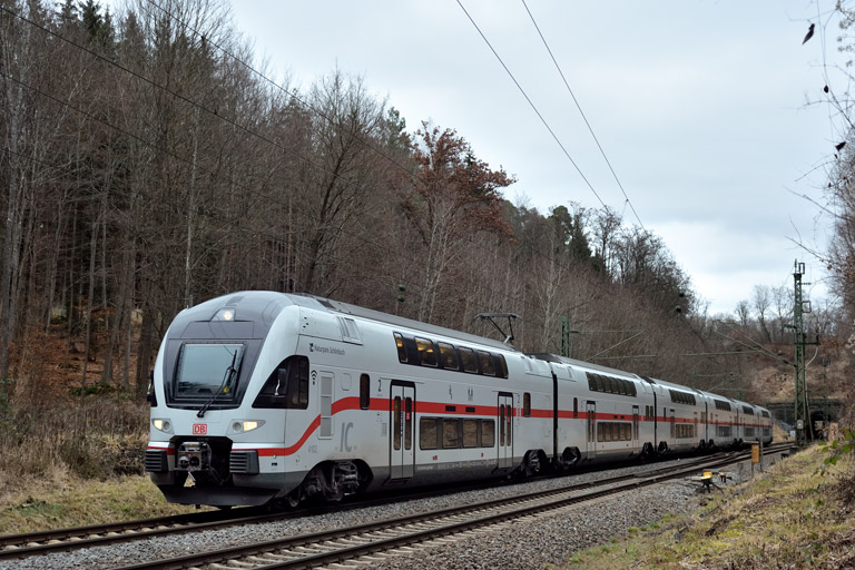 4010 102 als IC 2389 bei km 18,0 (Januar 2023)