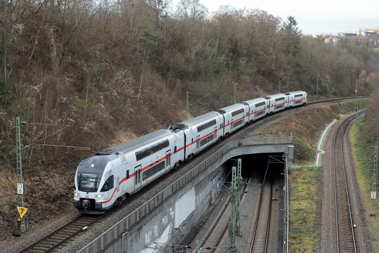 4010 104 als IC 489 bei km 13,8 (Dezember 2023)