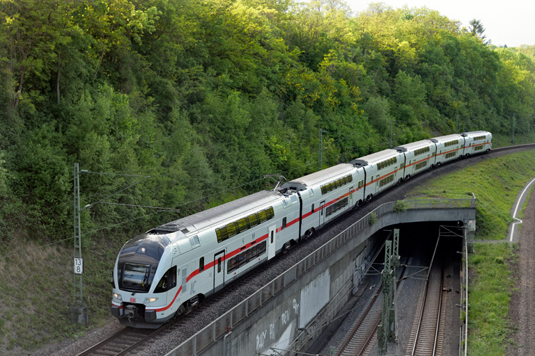 4010 108 als IC 283 bei km 13,8 (Mai 2023)