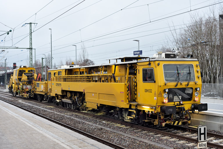 Stopf- und Planiermaschinenzug bei km 15,6 (Januar 2023)