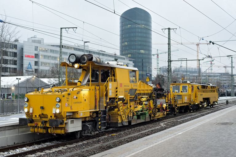Stopf- und Planiermaschinenzug bei km 15,6 (Januar 2023)