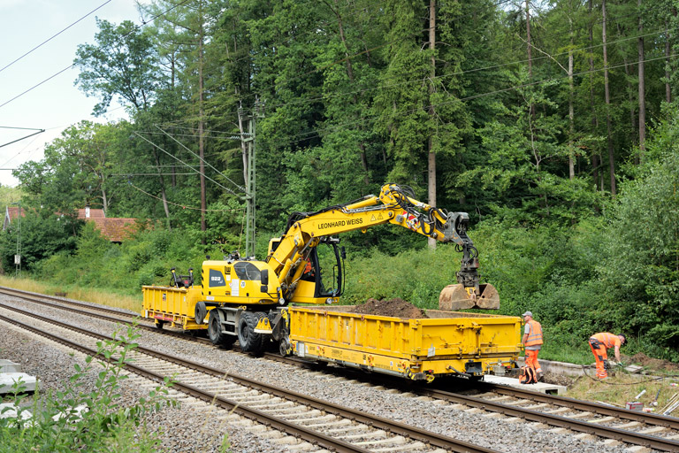 Zweiwegebagger bei km 18,2 (Juli 2023)