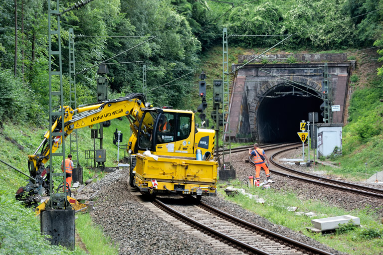 Zweiwegebagger bei km 17,6 (Juli 2023)