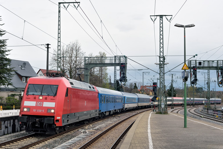 101 030 mit NJ 458 bei km 16,6 (M&auml;rz 2024)