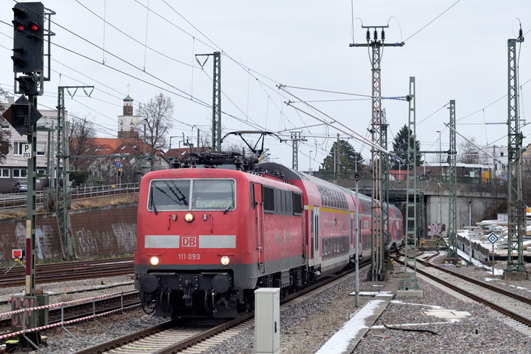 111 093 mit RE 32894 bei km 15,4 (Januar 2024)