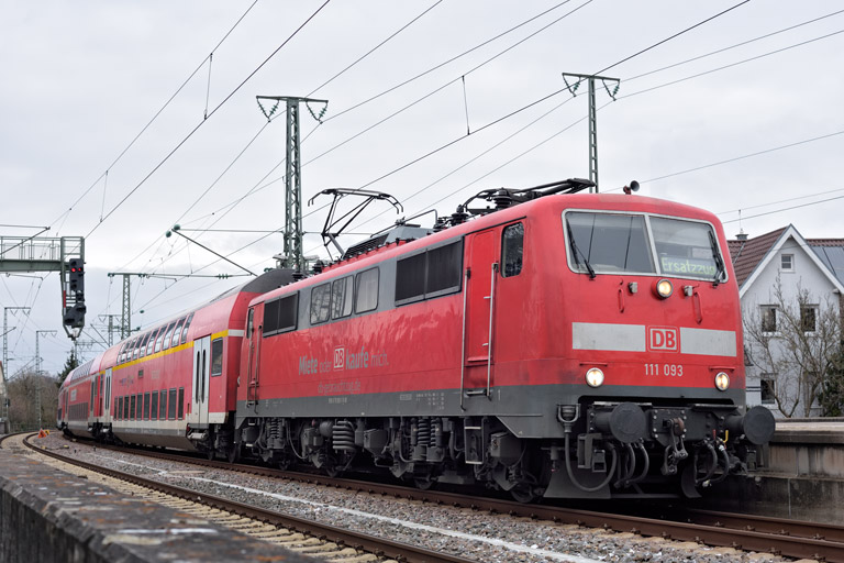 111 093 mit RE 32896 bei km 16,8 (Januar 2024)