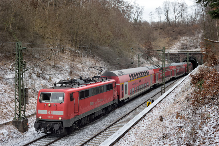 111 093 mit RE 32898 bei km 18,0 (Januar 2024)