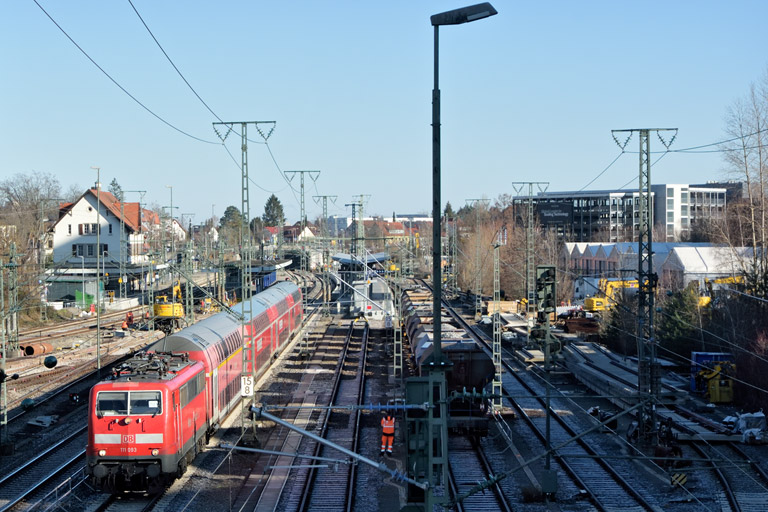 111 093 mit RE 32898 bei km 18,0 (Januar 2024)